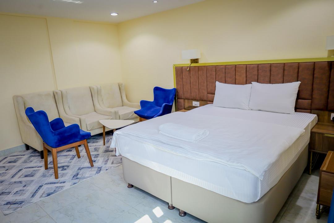 Guest room with seating area
